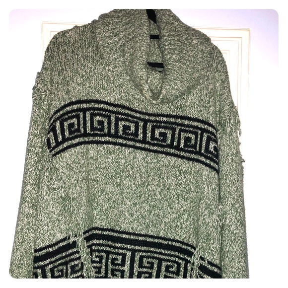 Kenzie Turtleneck oversized sweater with fringe - Picture 1 of 8
